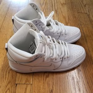 White Nike SB Dunks Size 8.5 Mens